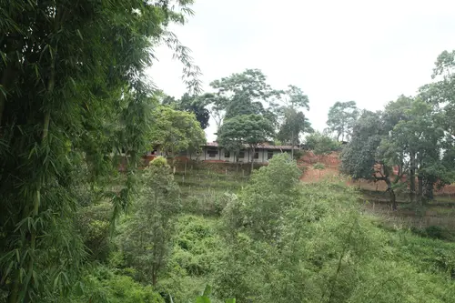 边龙村山坳村舍