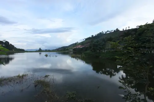 边龙村山间湖泊