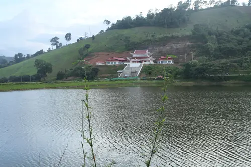 湖对岸寺庙建筑群