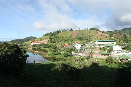 边龙村湖畔全景