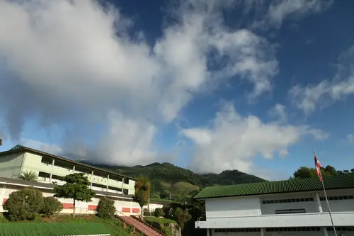校园建筑与旗杆