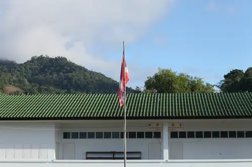 绿瓦屋顶与国旗