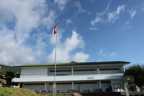 教学楼与旗杆