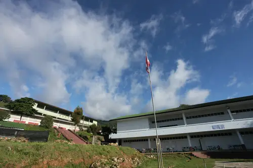 旗杆与教学楼群