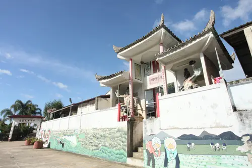 凉亭与壁画墙