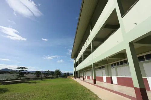 教学楼与草坪