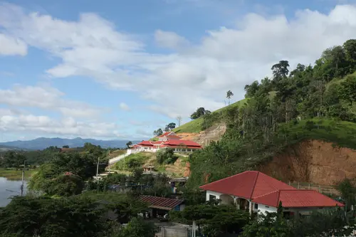 山坡红顶建筑