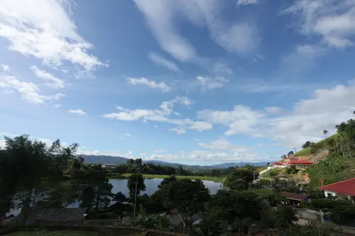 边龙村湖光山色