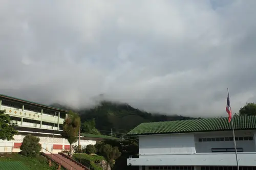 云雾中的校园