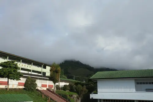 云雾山峰与教学楼