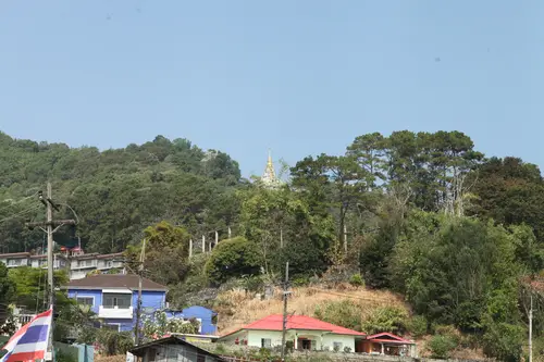 山顶佛塔远眺