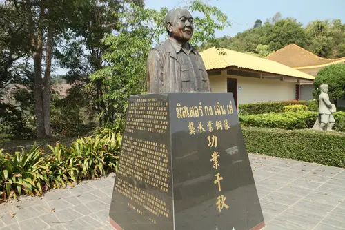 龚承业将军铜像