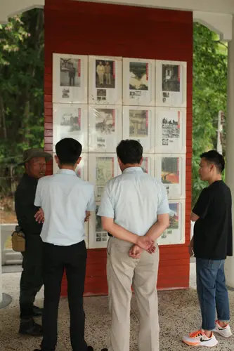 观众观看图文展板